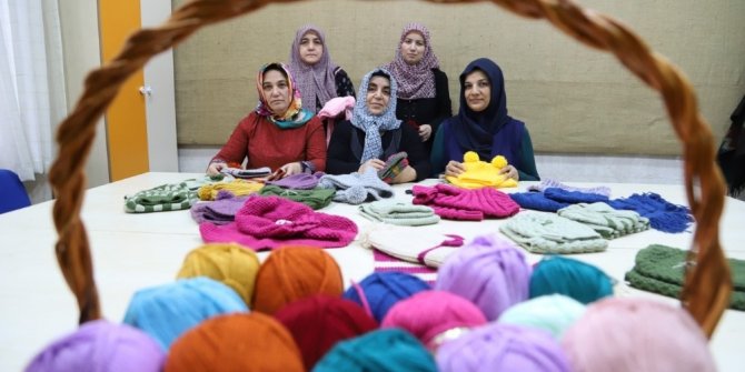 Minik yürekler üşümesin diye Nevşehirli kadınlar seferber oldu