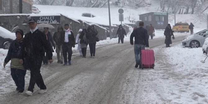 Uludağ’da kar yağışı başladı, otellerde yer bulmak neredeyse imkansız