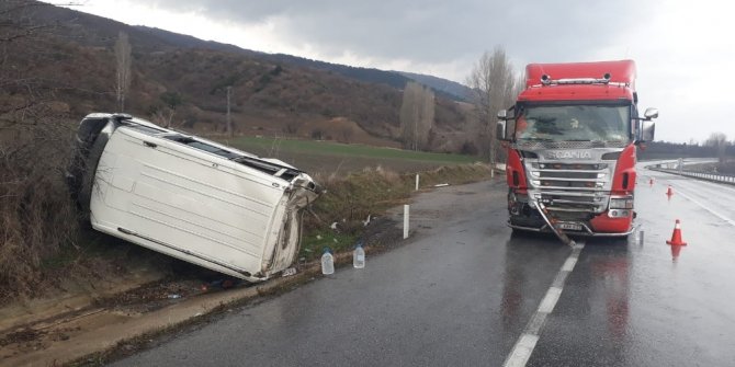 Tırla minibüs çarpıştı: 3 yaralı
