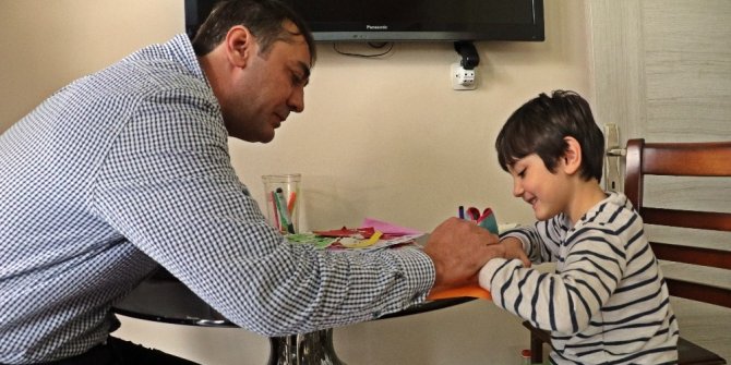 Yaptığı düzenekle yürüttü, koşturdu, şimdi de okutuyor
