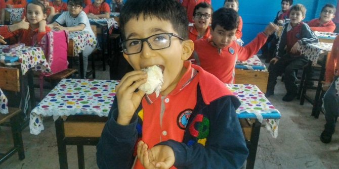 İzmit pişmaniyesi kilometrelerce uzaklıktaki öğrencilere ulaştı