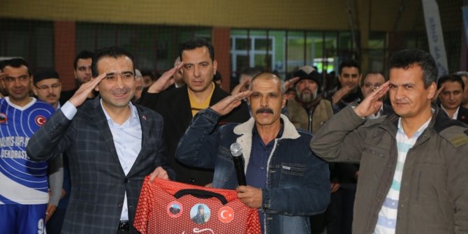 Şehitler anısına düzenlenen futbol turnuvasında şehit babası unutulmadı