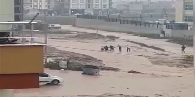 Adana'da sel sularına kapılan çocuk kurtarıldı