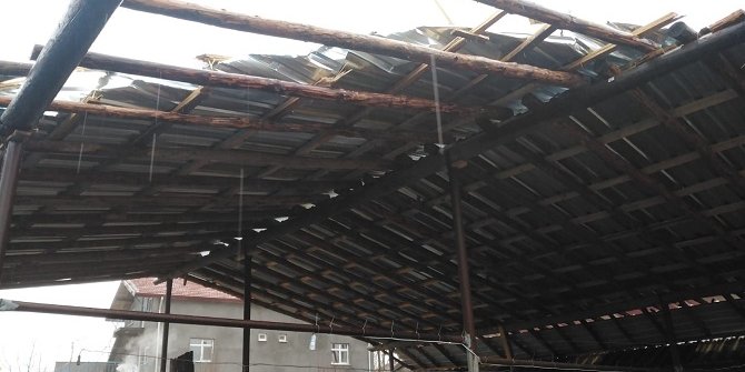Seydişehir'de rüzgar besi damının çatısını uçurdu