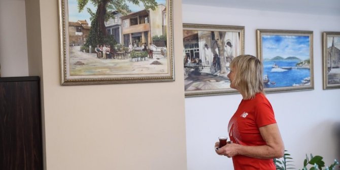 73 yaşındaki gezgin Rosie Swale Pope, Türk çayı içti, Atatürk posteri önünde poz verdi
