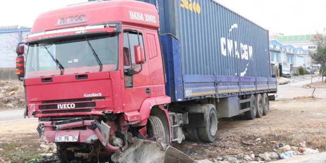 Tır dehşeti! 5 aracı biçti