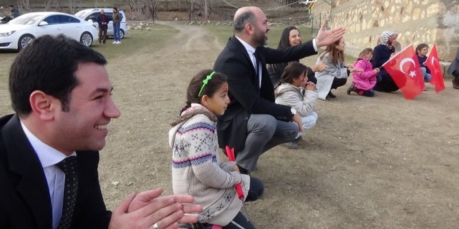 Başkan Davulcu, çocuklarla oyun oynayıp hediyeler dağıttı