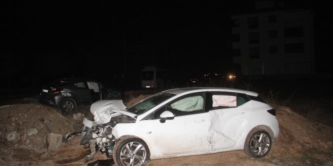 Kaza yapan otomobil trafoyu devirdi: 4 yaralı