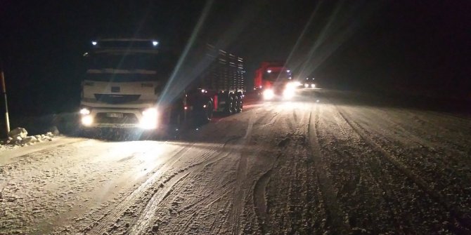 Sivas’ta kar yağışı sürücülere zor anlar yaşattı