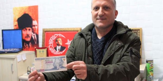 Atatürk'ün yüzüne damla gibi yansıyan basım hatalı banknotu 17 yıldır saklıyor