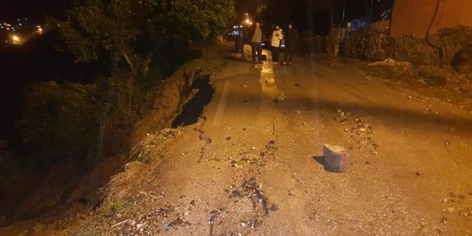 Samandağ’da aşırı yağış sonrası yol çöktü