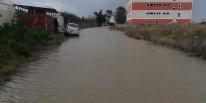 Samandağ’da bir okula aşırı yağış tatili