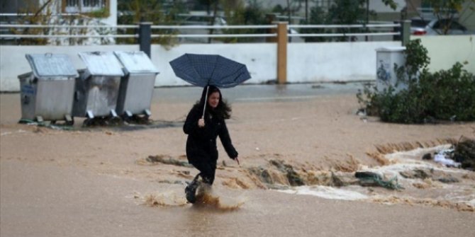 Adana, Hatay ve Kayseri'de eğitime sağanak ve kar molası