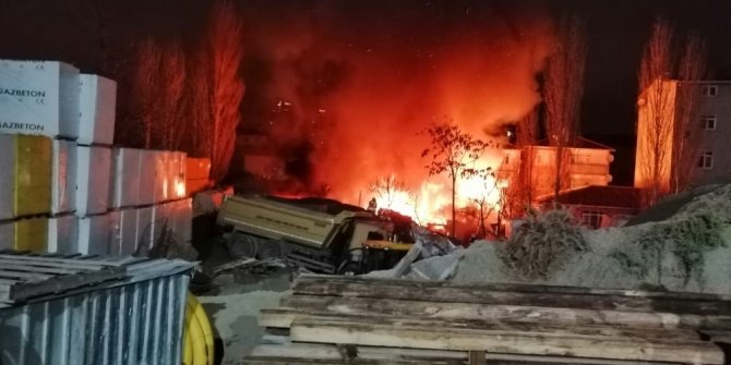 Ataşehir’de gecekondu alev alev yandı