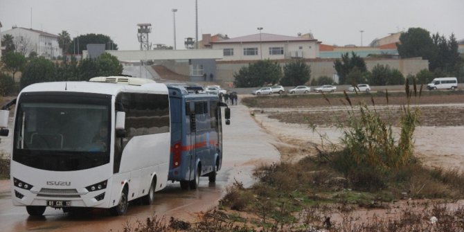 Mahkumlar nehre dönen cezaevi yolunda kaldı