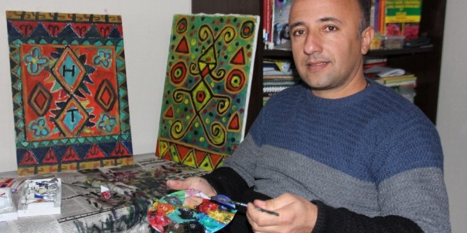 Anadolu motiflerini fırça darbeleriyle işliyor