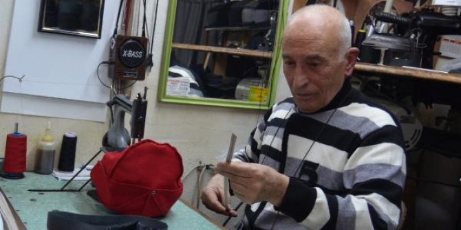 63 yıldır şapka dikiyor