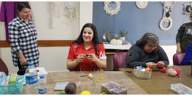 Şampiyon Esma Alper çini boyadı, bebek örgüsü yaptı