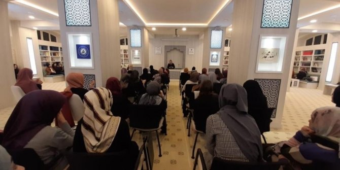 Diyanet Gençlik Merkezi kız öğrencilere eğitim veriyor