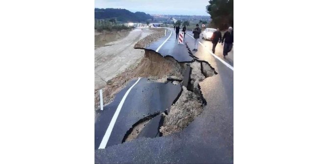 Adana’da karayolu çöktü