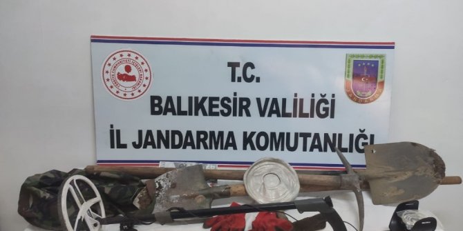 Balıkesir’de kaçak kazı yapan 3 kişi suçüstü yakalandı