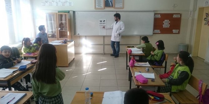 İlkokul öğrencilerine göz muayenesi