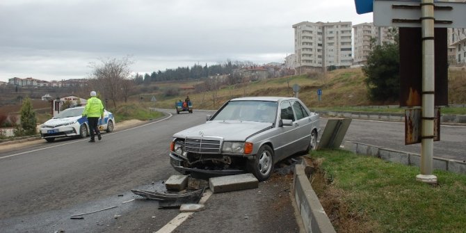 Otomobiliyle refüje çarpan 73 yaşındaki sürücü yaralandı