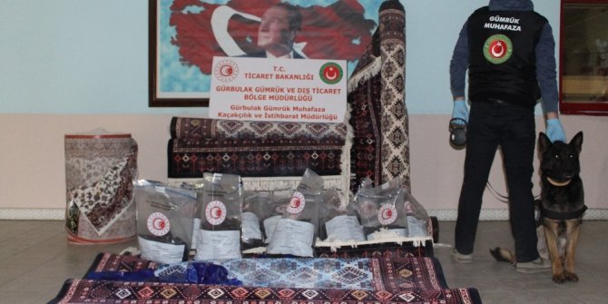 Halıların içinden 137,5 kilogram afyon sakızı çıktı