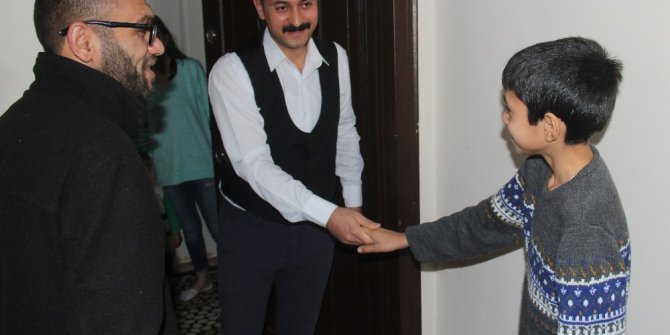 Sele kapılan çocuk taburcu olunca kahramanına koştu