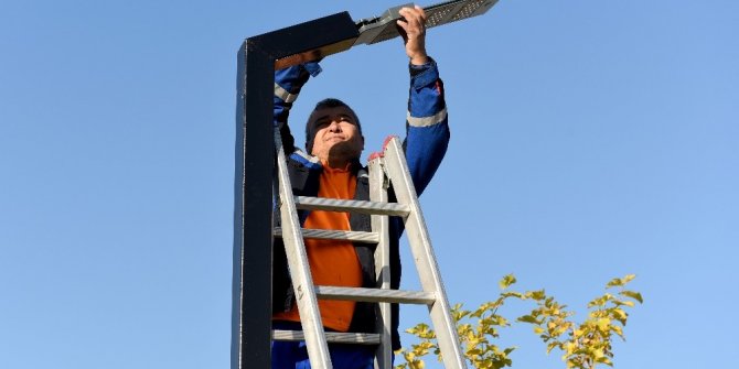 Parklar güneşle aydınlanıyor