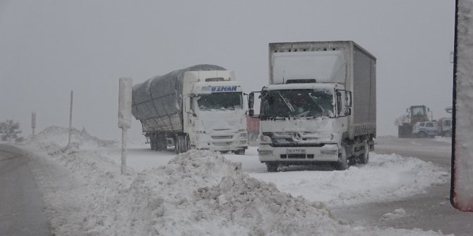 Kar yağışı ve tipi ulaşımı olumsuz etkiledi