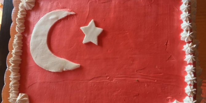Meksikalı hasta Türk doktorlarına ay-yıldızlı doğum günü kutlaması ile teşekkür etti