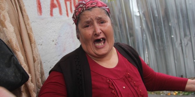 Yağmurda evsiz kalan kadın gözyaşlarına boğuldu