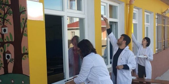 Okul idareciler ve öğretmenler tarafından boyandı