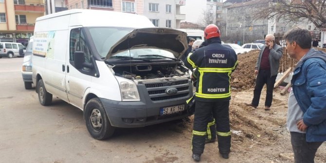 Motora sıkışan kediyi itfaiye kurtardı