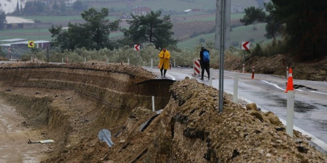 6 ilçeyi Adana’ya bağlayan karayolu çöktü