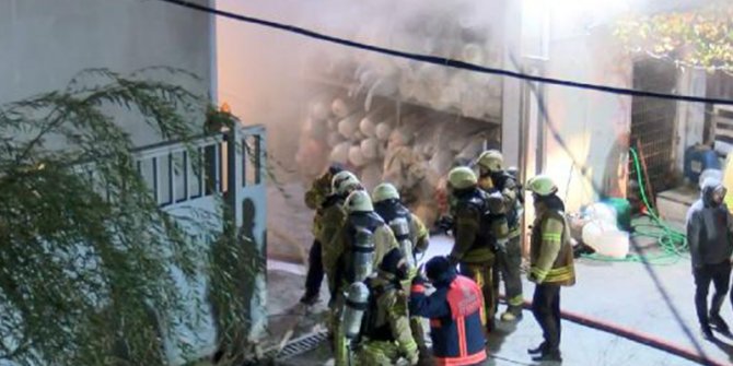 Arnavutköy'de kumaş fabrikasındaki yangın söndürüldü
