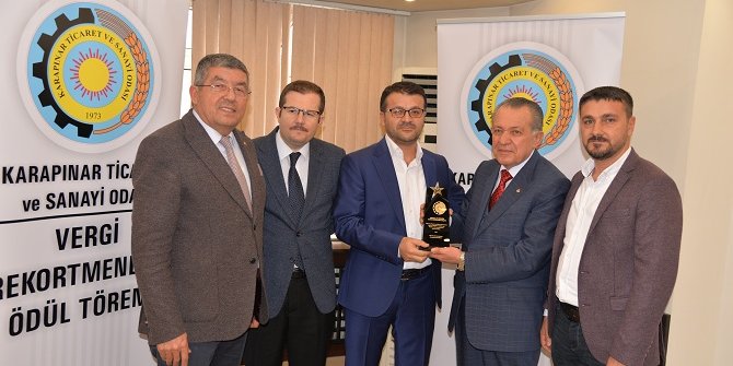 Karapınar'da vergi rekortmenleri plaketle ödüllendirildi