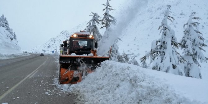Konya-Antalya kara yolunda kar temizliği devam ediyor