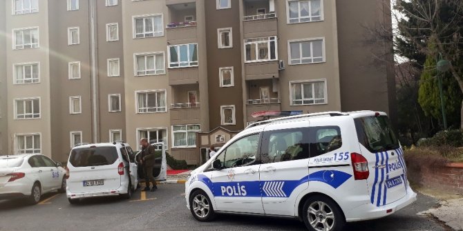 Kendi evinde kimliği belirsiz bir kişi tarafından silahla vuruldu