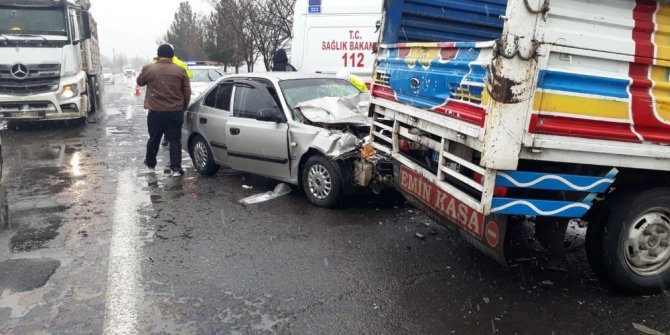 Kayganlaşan zemin kazaya neden oldu: 2 yaralı