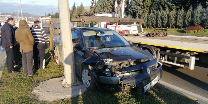 Otomobile çarpıp refüje çıktı: 1 yaralı