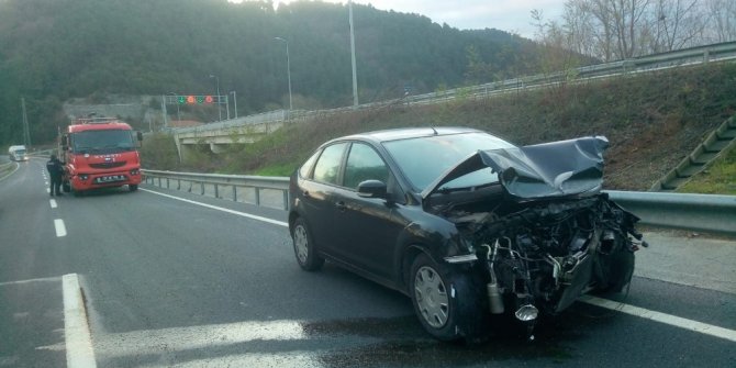 Direksiyon hakimiyetini kaybeden sürücü bariyerlere çarptı