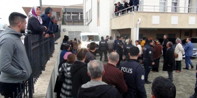 Kız kardeşini öldürmekle suçlanan başkanın yargılanmasına başlandı