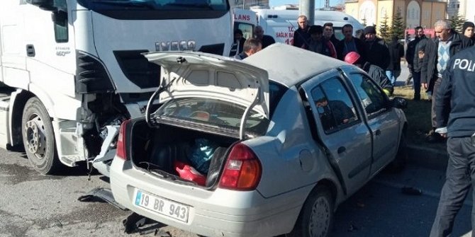 Kamyon ve otomobil çarpıştı:1 ölü, 1 yaralı