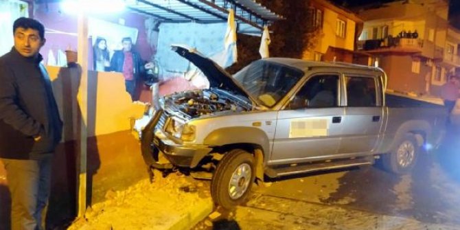 Ehliyetsiz sürücünün kullandığı kamyonet duvara çarptı