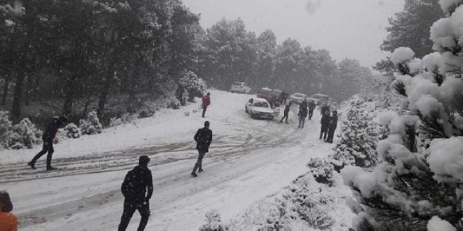 Kar görmeye giden tatilciler, dönüş yolunda karda mahsur kaldı