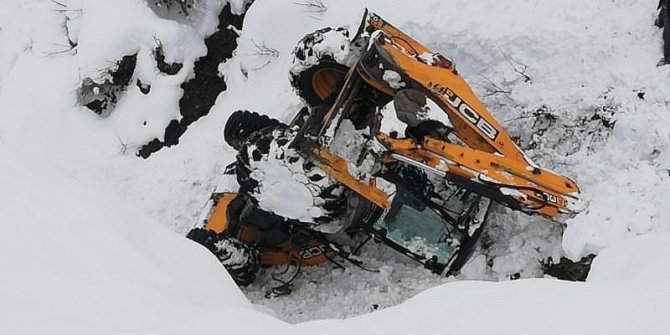 Kardan kapanan yolu açmaya çalışan iş makinesi şarampole devrildi: 1 yaralı