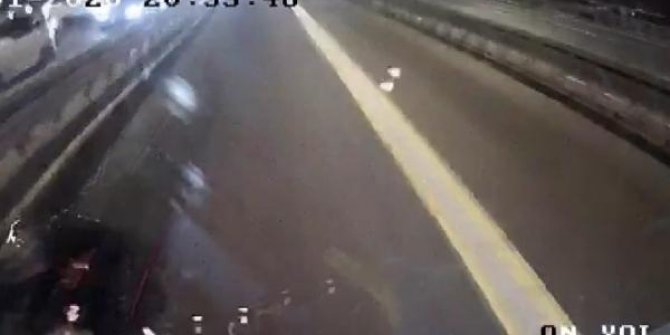 Motosikletin metrobüsle çarpışma anı kamerada