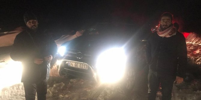 Karda mahsur kalan 4 Suriyeli’yi jandarma ve itfaiye ekipleri kurtardı